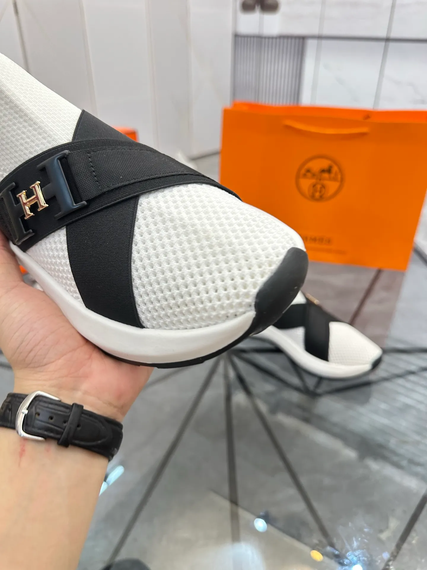 Selling men's shoes 💰: 💰P600¥ High-end top quality Product trademark: Hermes * "Hermès*" low-cut casual shoes Regular size: 38-45 (can be customized to 46) Product materials: upper imported from the counter original fly weave, breathable lining, cowhide foot pads, original outsole. No.: 001